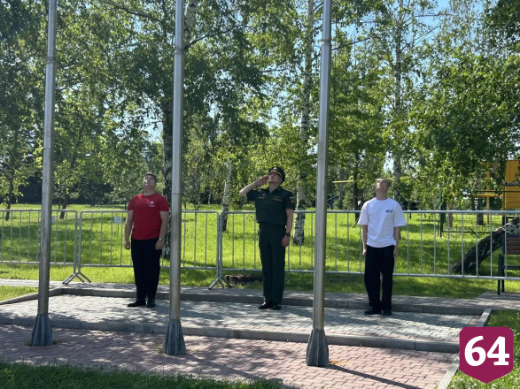В парке Победы Саратова под гимн подняли флаг России
